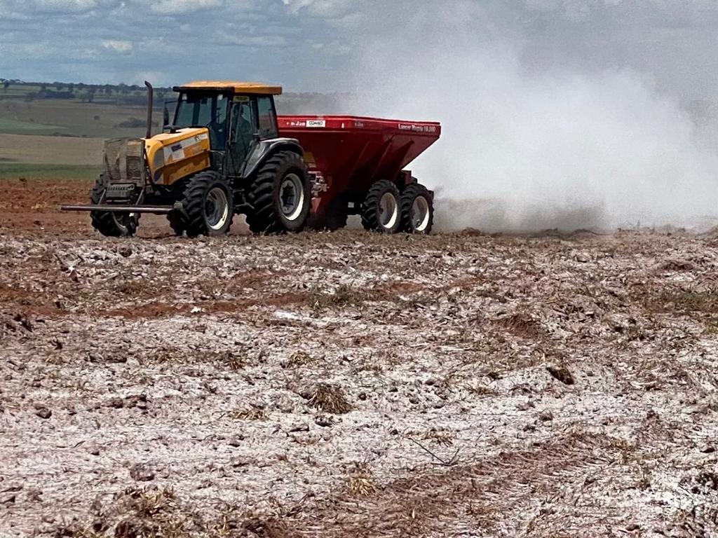 distribuicao de calcario, fertilizantes e gesso